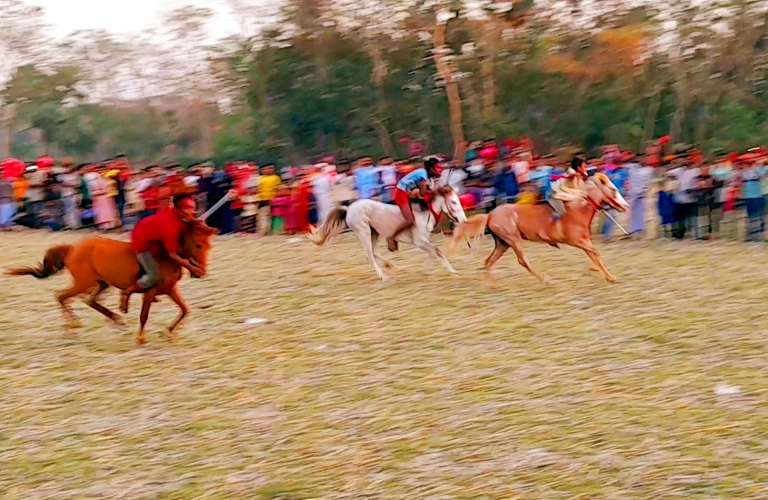 রাজাপুরে ঘোড়ার দৌড় প্রতিযোগিতায় মিলনমেলা