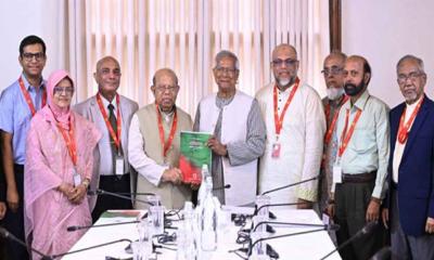 প্রধান উপদেষ্টার কাছে স্বাস্থ্য সংস্কার কমিশনের প্রতিবেদন জমা