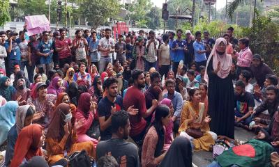দাবি আদায়ে গণঅনশনে জবি শিক্ষক শিক্ষার্থীরা
