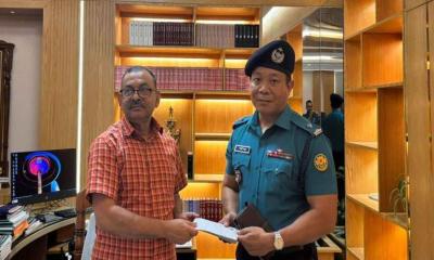 ধানমন্ডিতে মব নিয়ন্ত্রণ করে পুরস্কার পেলেন ওসি ক্যশৈন্যু
