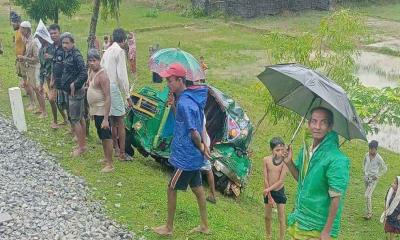 কক্সবাজারে সিএনজি অটোরিকশাকে ট্রেনের ধাক্কা, নিহত ৪
