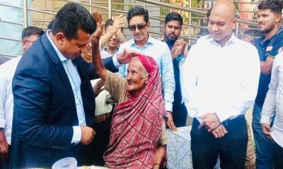 সংগ্রামী শতবর্ষী ফজিলাতুন্নেছার কাছে ছুটে গেলেন ডিসি