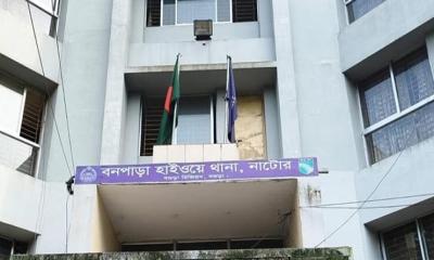 বড়াইগ্রামে গাড়ি পার্কিংয়ে নিষেধ করায় পুলিশের ওপর হামলা