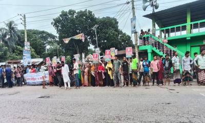 ভাঙ্গায় রাস্তার পাশে আন্দোলনকারীদের অবস্থান