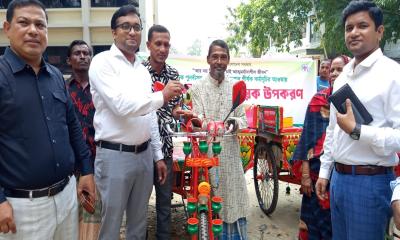 পলাশবাড়ীতে ভিক্ষুক পূর্ণবাসন হিসেবে অটো ভ্যান বিতরণ 