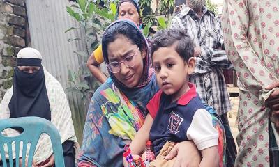 শত মানুষের ভিড়ে বাবাকে খুঁজছে দুই অবুঝ সন্তান