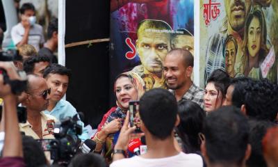 ঢাকা মেডিকেলের দুস্থ রোগীর স্বজনদের পাশে ‘গোয়ার’ ছবির টিম