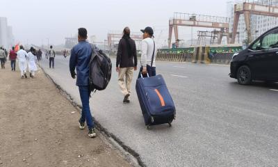 বিমানবন্দর সড়কে গাড়ি নেই, হেঁটে গন্তব্যে যাচ্ছেন মানুষজন