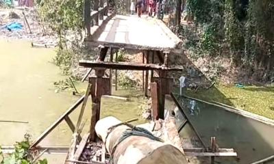 গৌরনদীতে খালে ধসে পড়ল লোহার সেতু, যোগাযোগ বিচ্ছিন্ন