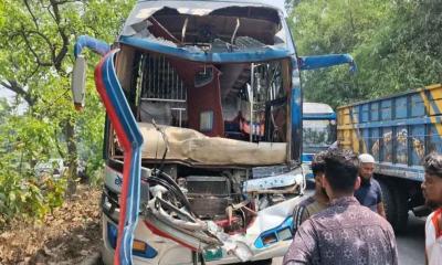 ফেনীতে ট্রাকের সঙ্গে যাত্রীবাহী বাসের ধাক্কা, আহত ২০