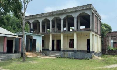 ৩৭ লাখ টাকা ব্যয়ে বিদ্যালয়ের দোতলা ভবন নির্মাণ, নেই ওঠার সিঁড়ি
