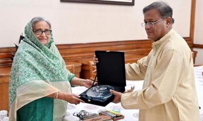 এশিয়া ক্লাইমেট মোবিলিটি চ্যাম্পিয়ন লিডার অ্যাওয়ার্ড গ্রহণ