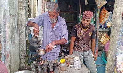 দুই টাকায় চা বিক্রি করছেন চুয়াডাঙ্গার লতিফ শাহ