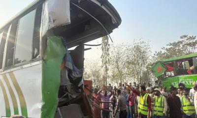 যাত্রী নামানোর সময় পেছন থেকে আরেক বাসের ধাক্কা, নিহত ২