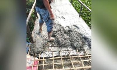 আগৈলঝাড়ায় সেতুতে রডের বদলে বাঁশের কঞ্চি