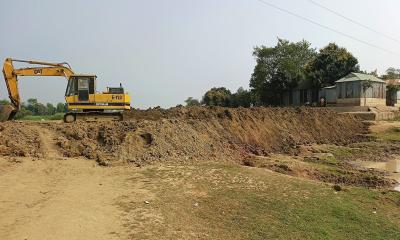 সময় গেলেও শেষ হয়নি ফসল রক্ষা বাঁধের নির্মাণকাজ