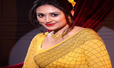 হলুদ শাড়িতে লাস্যময়ী কুসুম শিকদার