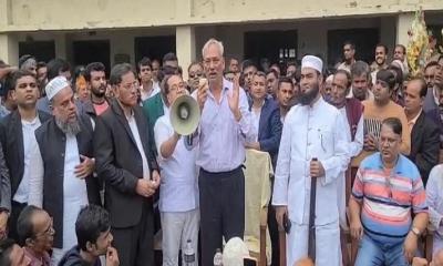নৌকার প্রার্থী শাহজাহান ওমরের সমাবেশে বন্দুক
