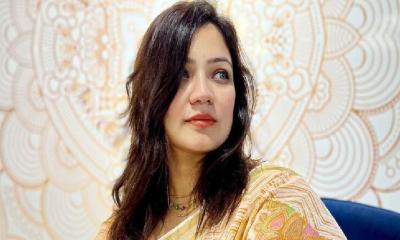 একাধিক স্ক্রিনশট ফাঁস করলেন ঢাবি শিক্ষক মোনামি