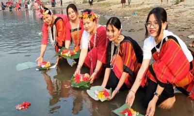 বান্দরবানে নদীতে ফুল ভাসিয়ে বিজু উৎসব শুরু