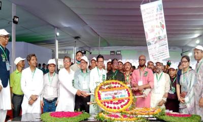 বঙ্গবন্ধুর প্রতিকৃতিতে স্বেচ্ছাসেবকলীগের শ্রদ্ধা নিবেদন