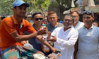 পথচারীদের পানি স্যালাইন বিতরণ করলেন এমপি ফিরোজ