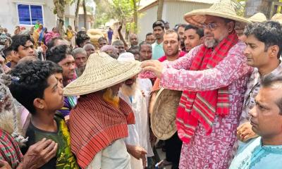 আত্রাইয়ে দুই শতাধিক কৃষকের মাঝে মাথল ও গামছা বিতরণ