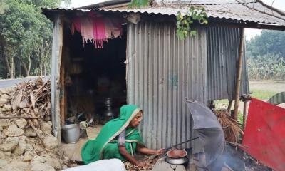 ১০ বছর ধরে রাস্তার পাশে বৃদ্ধ মা