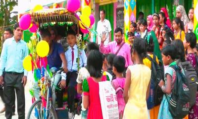 ডোমারে ফুলে সাজানো রিকশায় বিদায় নিলেন শিক্ষক
