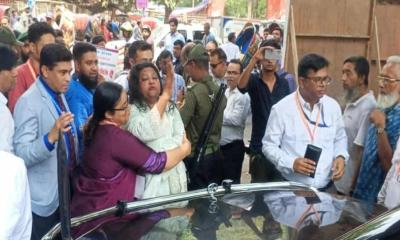 গভর্নরের গাড়ির সামনে শুয়ে পড়লেন ব্র্যাক ব্যাংকের চাকরিচ্যুতরা