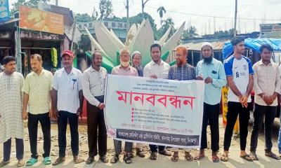 খানসামায় চার দফা দাবিতে ঔষধ ব্যবসায়ীদের মানববন্ধন