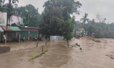 ঠিকাদারের অবহেলার মাশুল দিচ্ছে গ্রামের মানুষ