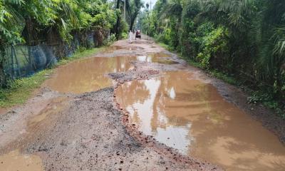 পাইকগাছা-কয়রা প্রধান সড়কে খানাখন্দ, জন দুর্ভোগ চরমে