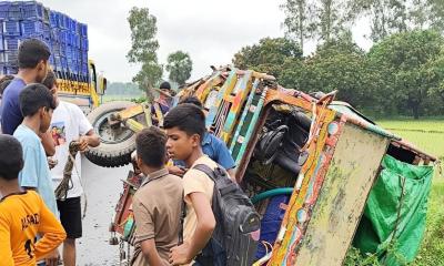 পত্নীতলায় পিকআপ-ভটভটি সংঘর্ষে নিহত ১