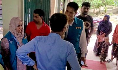 নওগাঁয় ছদ্মবেশে নির্বাচন কার্যালয়ে দুদক