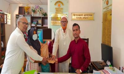 চিলমারিতে মেধাবী শিক্ষার্থীর পাশে দাঁড়ালেন ইউএনও সবুজ কুমার বসাক