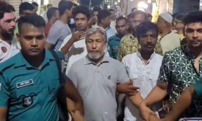 আ. লীগ নেতাকে ধরে পুলিশে দিলেন বিএনপির নেতাকর্মীরা