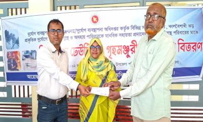 নিয়ামতপুরে ঝড়ে ক্ষতিগ্রস্ত পরিবারের মাঝে ঢেউটিন ও নগদ অর্থ বিতরণ 
