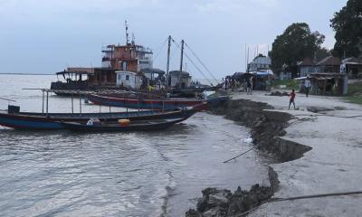 পাবনায় নদী ভাঙনে বিলীনের মুখে নাজিরগঞ্জের ফেরিঘাট!