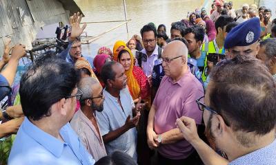 ফেনীতে বন্যা দুর্গত এলাকা পরিদর্শনে উপদেষ্টা ফারুক-ই-আজম