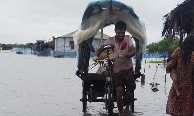 পাইকগাছায় টানা বৃষ্টিতে তলিয়ে গেছে মৎস্য ঘের পুকুর ফসলি জমি