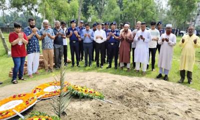 মাহেরীন চৌধুরীর সমাধিতে নীলফামারীর ডিসি-এসপির শ্রদ্ধা