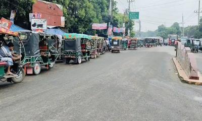 চাঁপাইনবাবগঞ্জ-রাজশাহী রুটে তিনদিন ধরে বাস চলাচল বন্ধ