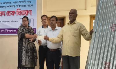 গোবিন্দগঞ্জে ক্ষতিগ্রস্ত পরিবারের মাঝে ঢেউটিন ও চেক বিতরণ