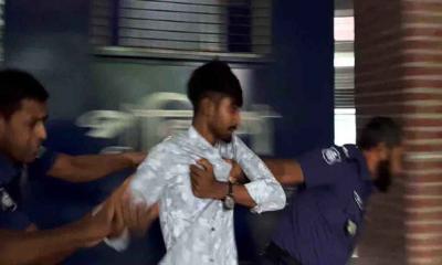 আওয়ামী লীগ নেতাদের ডিম নিক্ষেপ করতে এসে যুবক ধরা