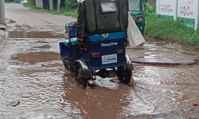 লোহাগাড়ার দরবেশহাট সড়কের বেহাল দশা