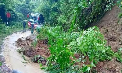 পাহাড় ধসে বাঘাইছড়ির সঙ্গে খাগড়াছড়ির সড়ক যোগাযোগ বন্ধ