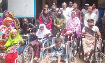 প্রতিবন্ধী সেবা ও সাহায্য কেন্দ্রের উদ্যোগে হুইলচেয়ার বিতরণ 