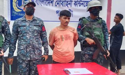 পাথরঘাটায় নৌবাহিনীর টহলে ইয়াবাসহ মাদক ব্যবসায়ী আটক
