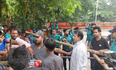 ধানমন্ডি ৩২: শ্রদ্ধা জানাতে এসে হেনস্তার শিকার